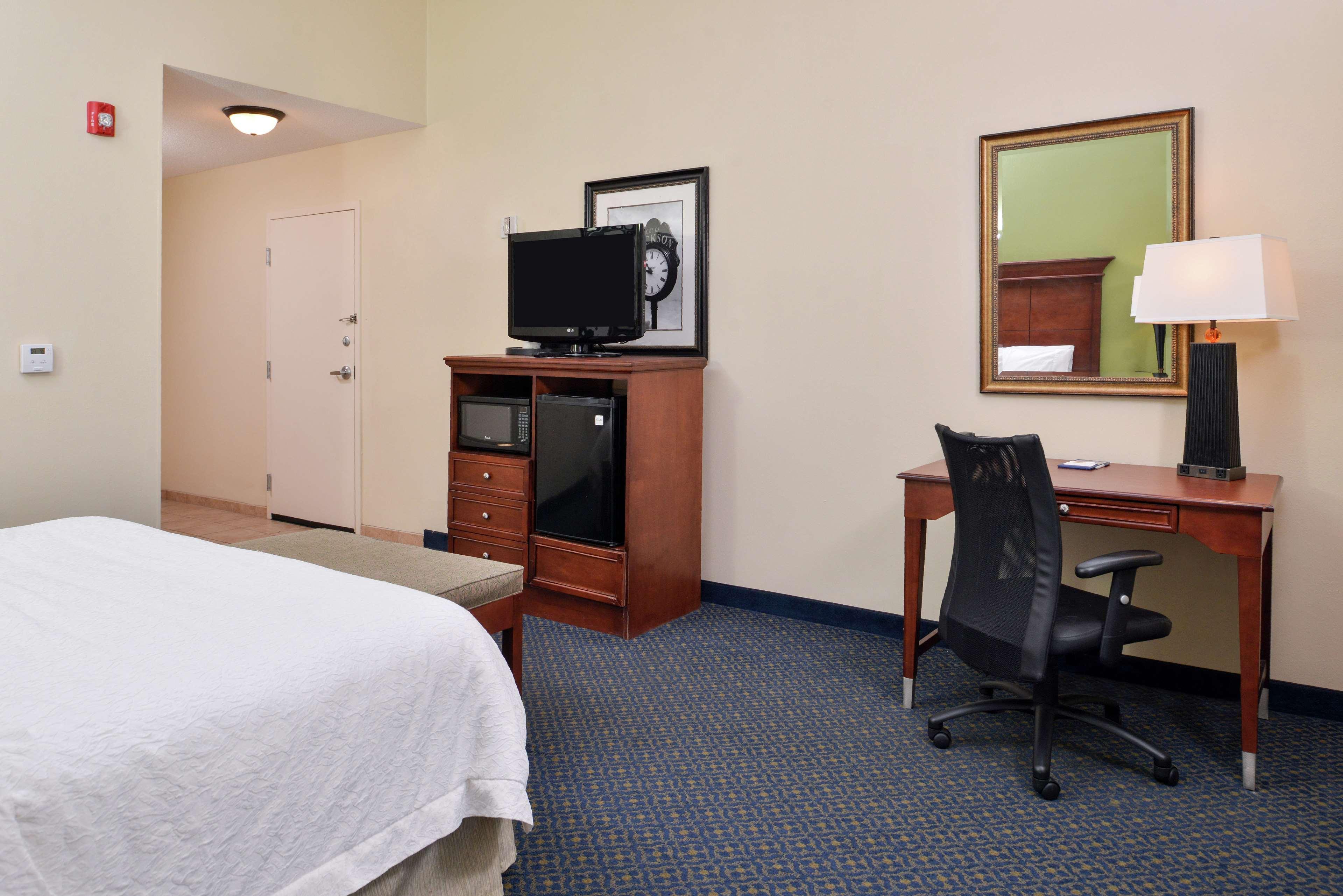 Hampton Inn Jackson-College Avenue Eksteriør bilde